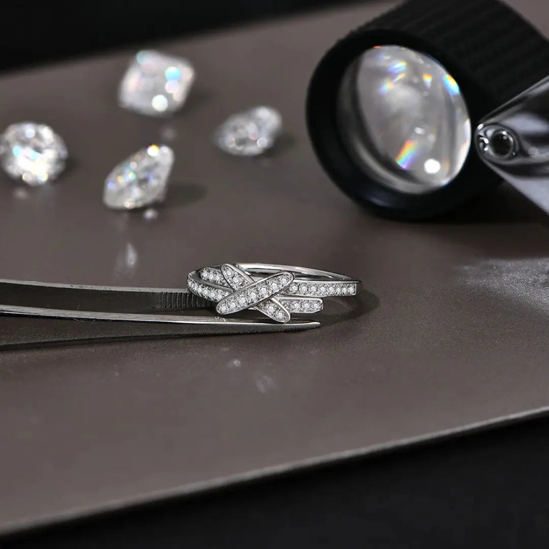 Astra Magnifique – Tijdloze Massief Gouden Moissanite Ring Amora Maison