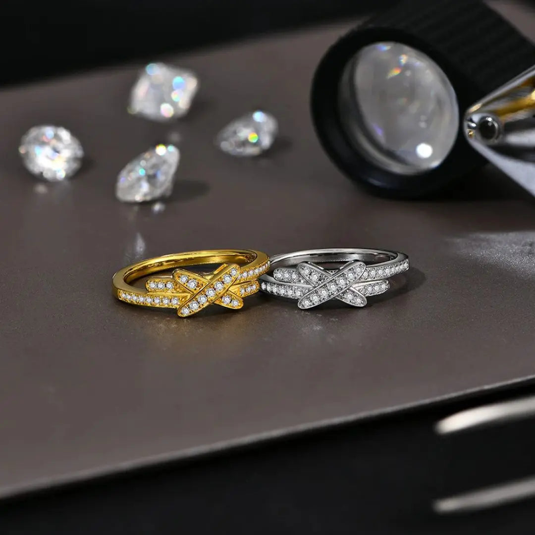 Astra Magnifique – Tijdloze Massief Gouden Moissanite Ring Amora Maison