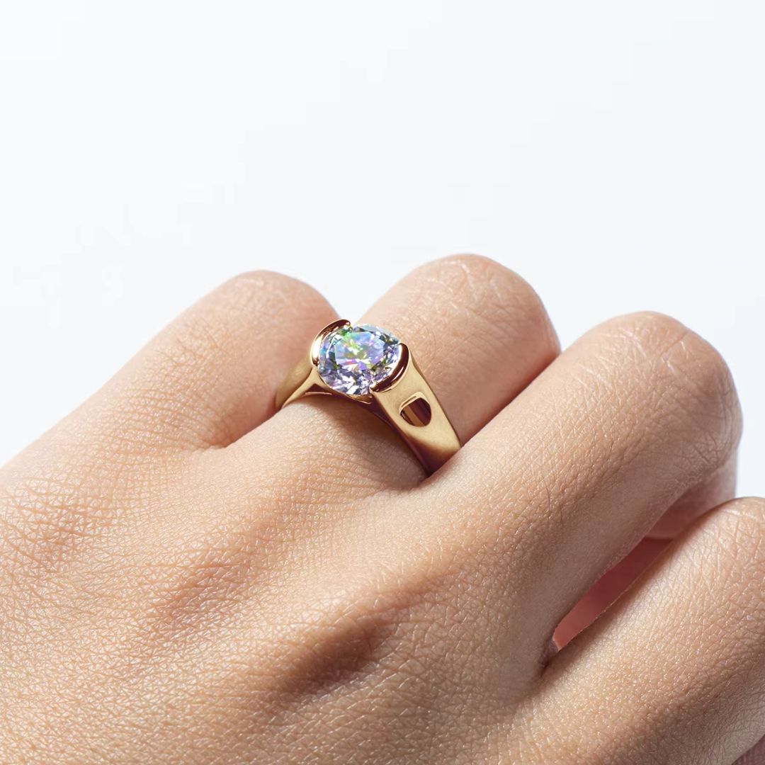 Aurora Éternelle – Luxe Solitaire Moissanite Ring