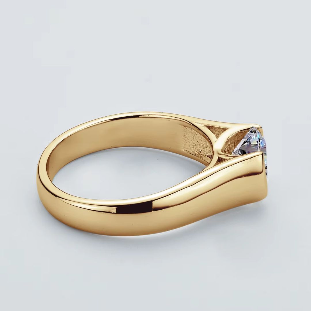 Aurora Éternelle – Luxe Solitaire Moissanite Ring