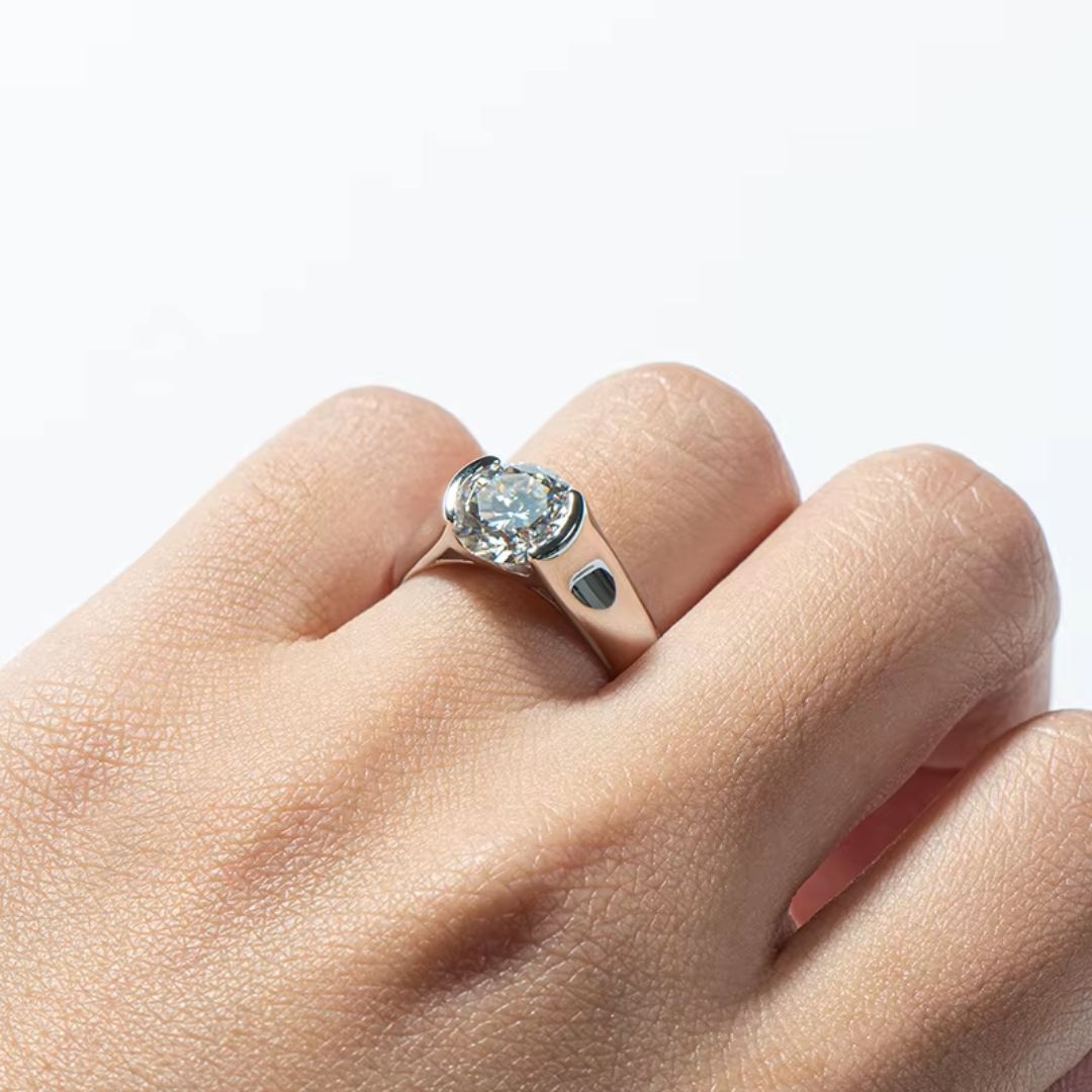 Aurora Éternelle – Luxe Solitaire Moissanite Ring