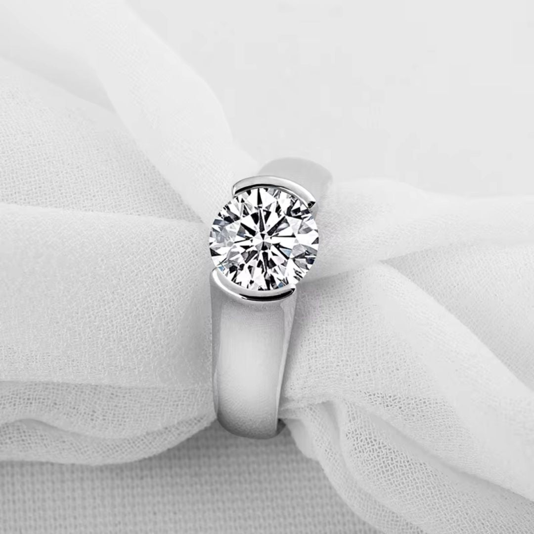 Aurora Éternelle – Luxe Solitaire Moissanite Ring