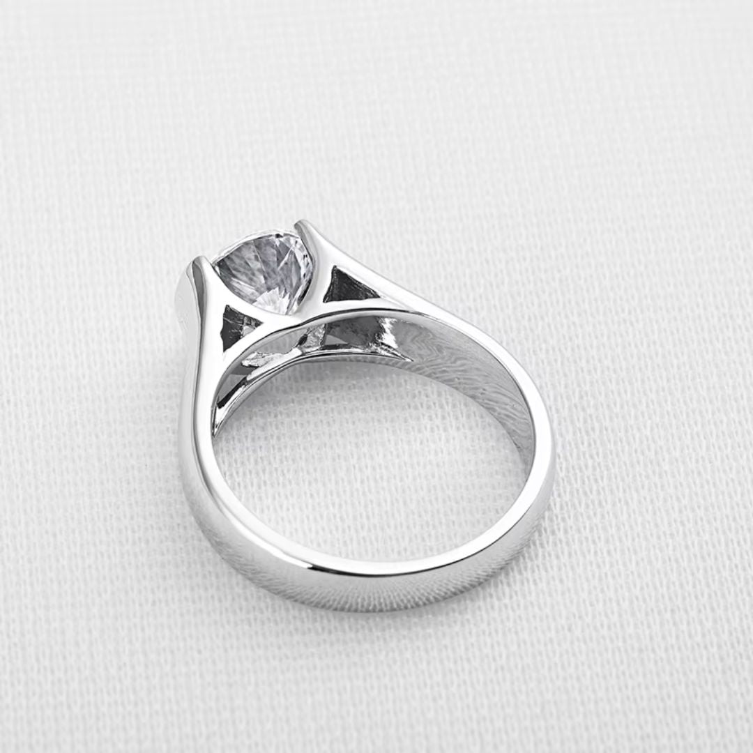 Aurora Éternelle – Luxe Solitaire Moissanite Ring