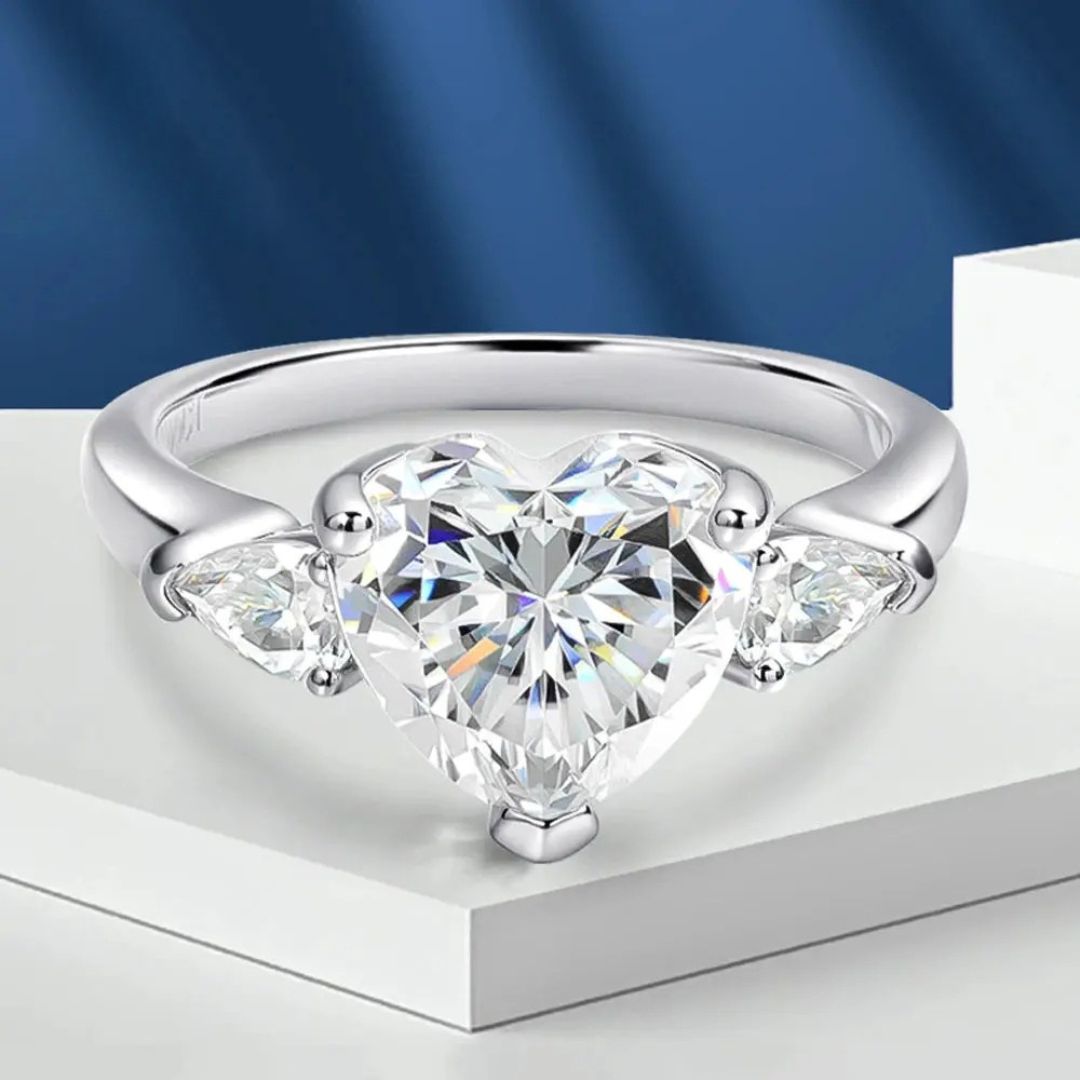Coeur Éclat - Hartvormige Moissanite Ring met 18k Wit Goudplating