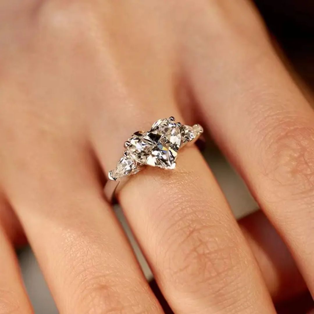 Coeur Éclat - Hartvormige Moissanite Ring met 18k Wit Goudplating