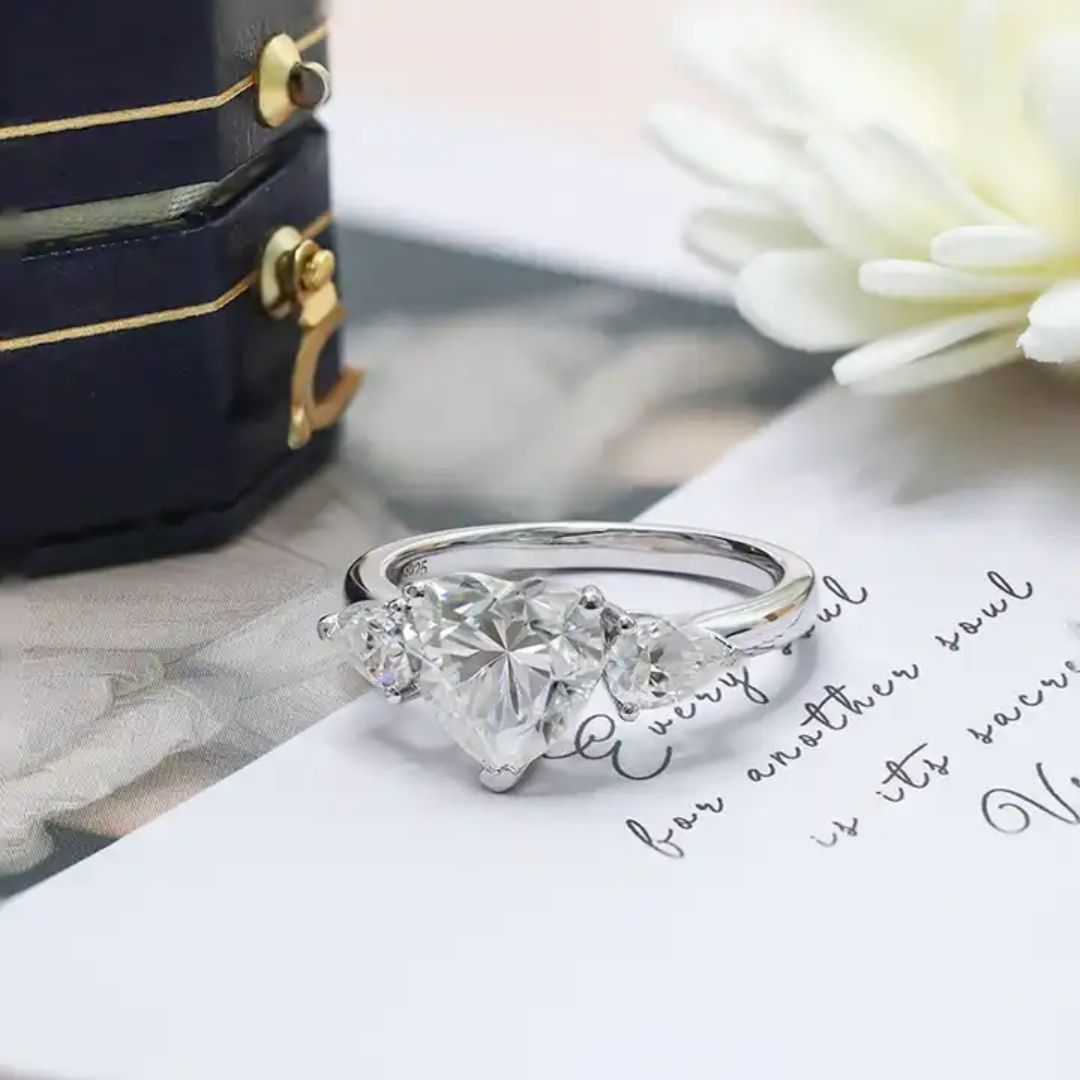 Coeur Éclat - Hartvormige Moissanite Ring met 18k Wit Goudplating