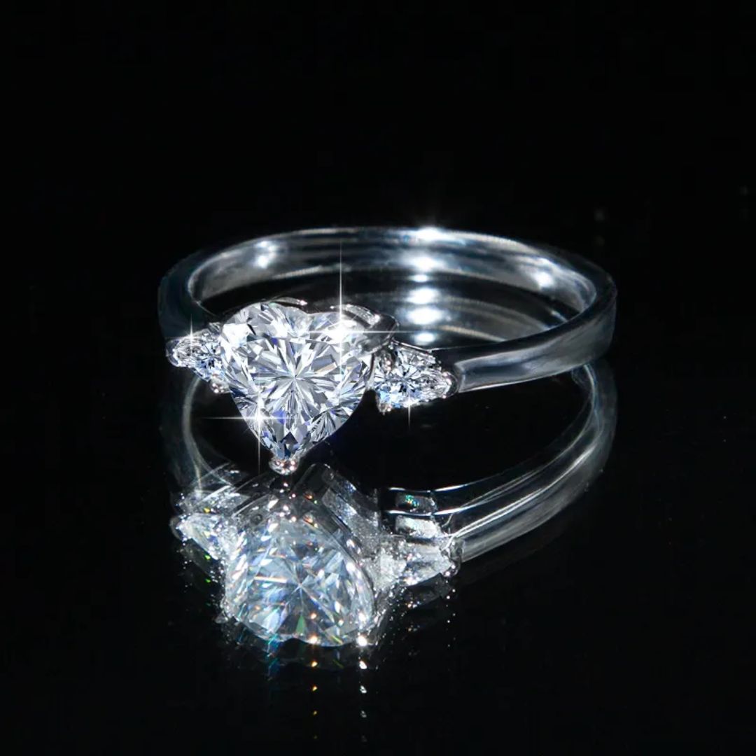 Coeur Éclat - Hartvormige Moissanite Ring met 18k Wit Goudplating