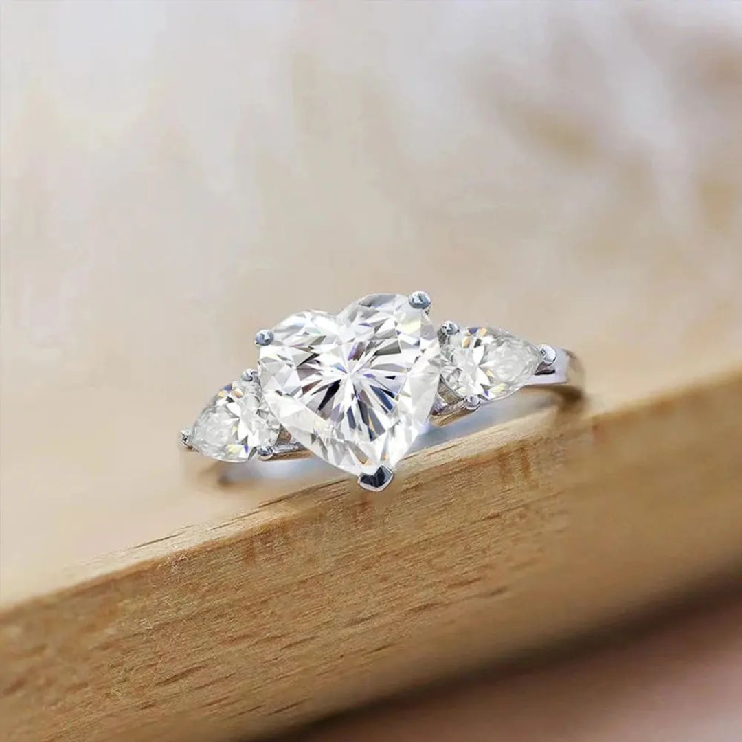 Coeur Éclat - Hartvormige Moissanite Ring met 18k Wit Goudplating