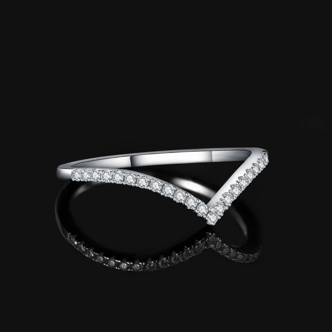 Éclat Vi – Luxe Moissanite V-Shape Ring