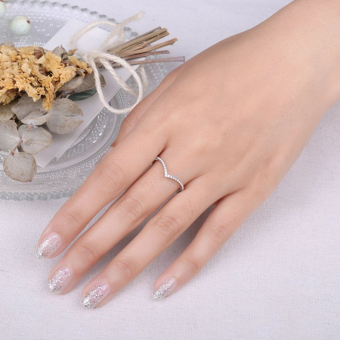 Éclat Vi – Luxe Moissanite V-Shape Ring