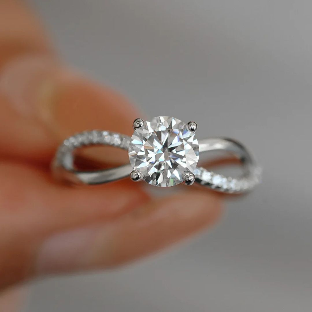 EternaGlow - 18k Wit Goldplated S925 Zilveren Moissanite Ring Dames 1CT
