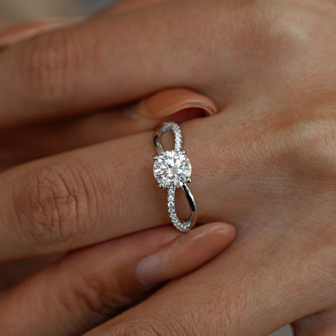 EternaGlow - 18k Wit Goldplated S925 Zilveren Moissanite Ring Dames 1CT
