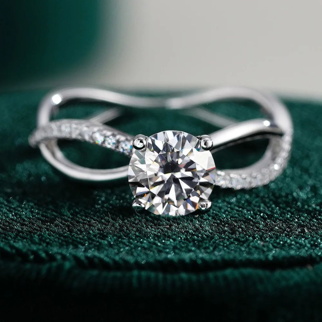 EternaGlow - 18k Wit Goldplated S925 Zilveren Moissanite Ring Dames 1CT