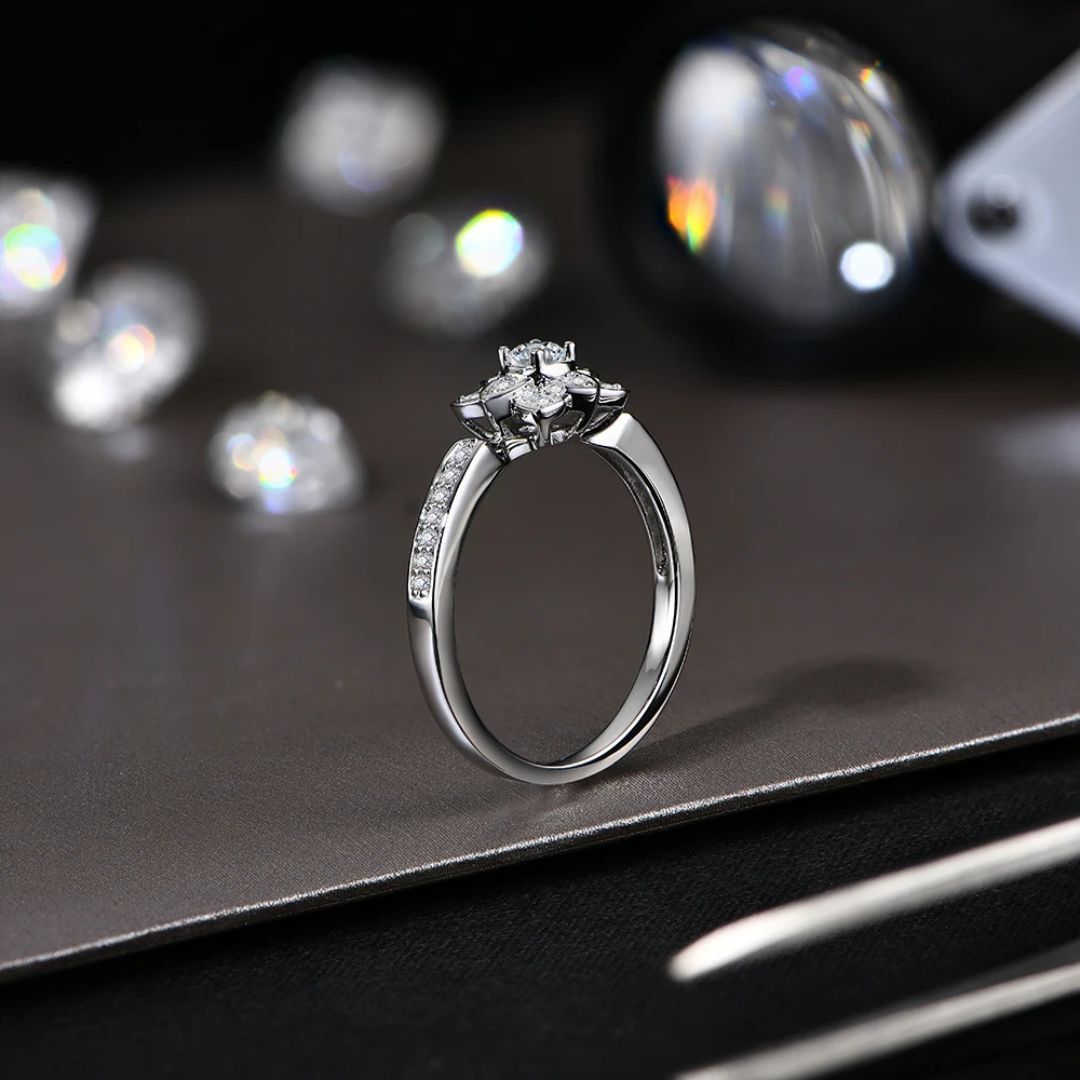 Flora Brilliance - S925 Zilveren Moissanite Bloem Ring Dames 0.3CT