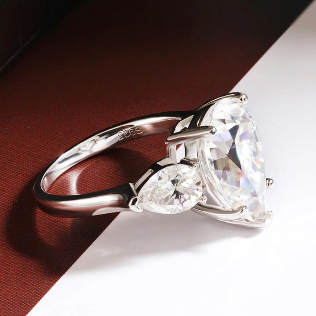 Imperial Cascade - Luxe 8CT Moissanite Verlovingsring 18k Goud Verguld Dames