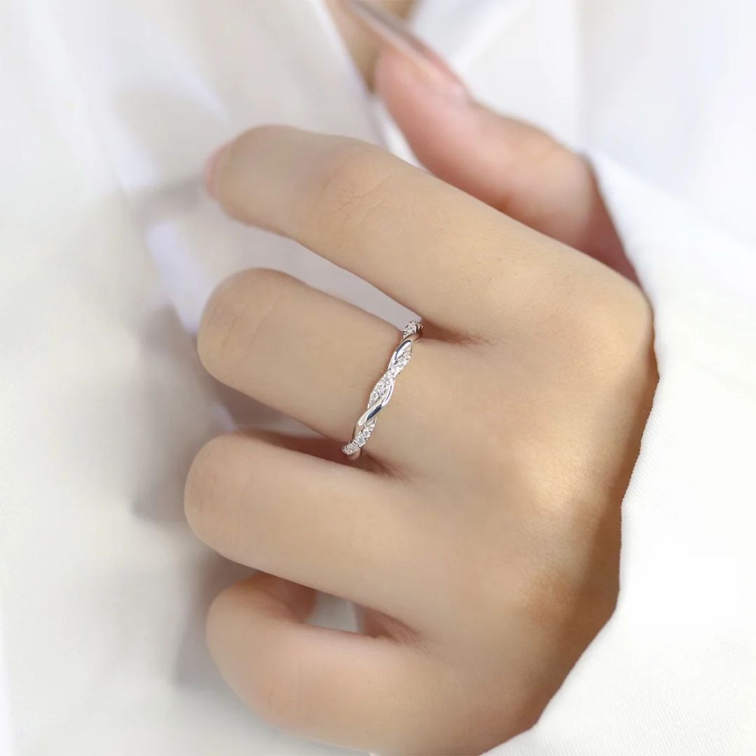Lumière Éternelle – Luxe Moissanite Infinity Ring