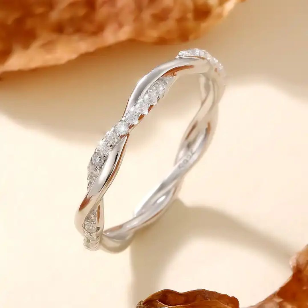 Lumière Éternelle – Luxe Moissanite Infinity Ring
