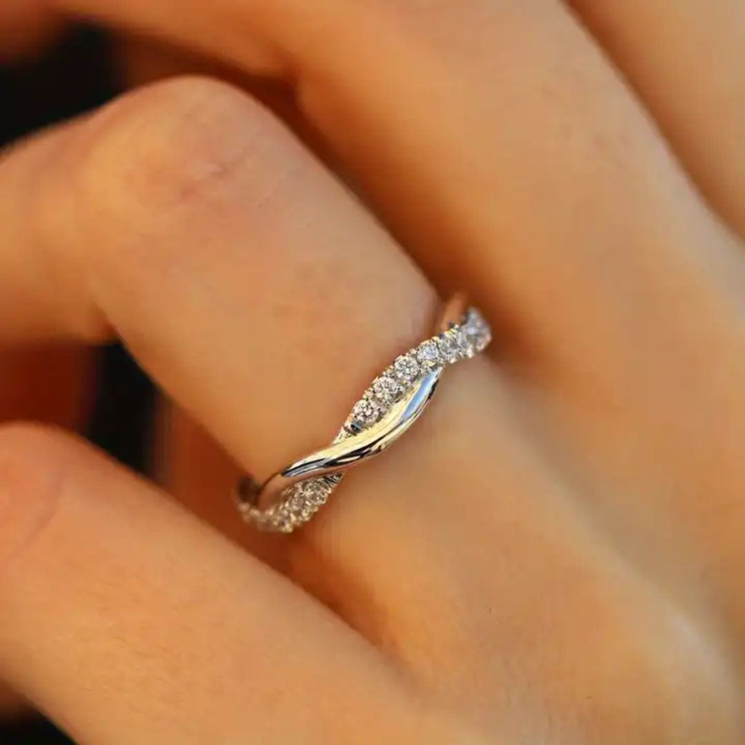 Lumière Éternelle – Luxe Moissanite Infinity Ring