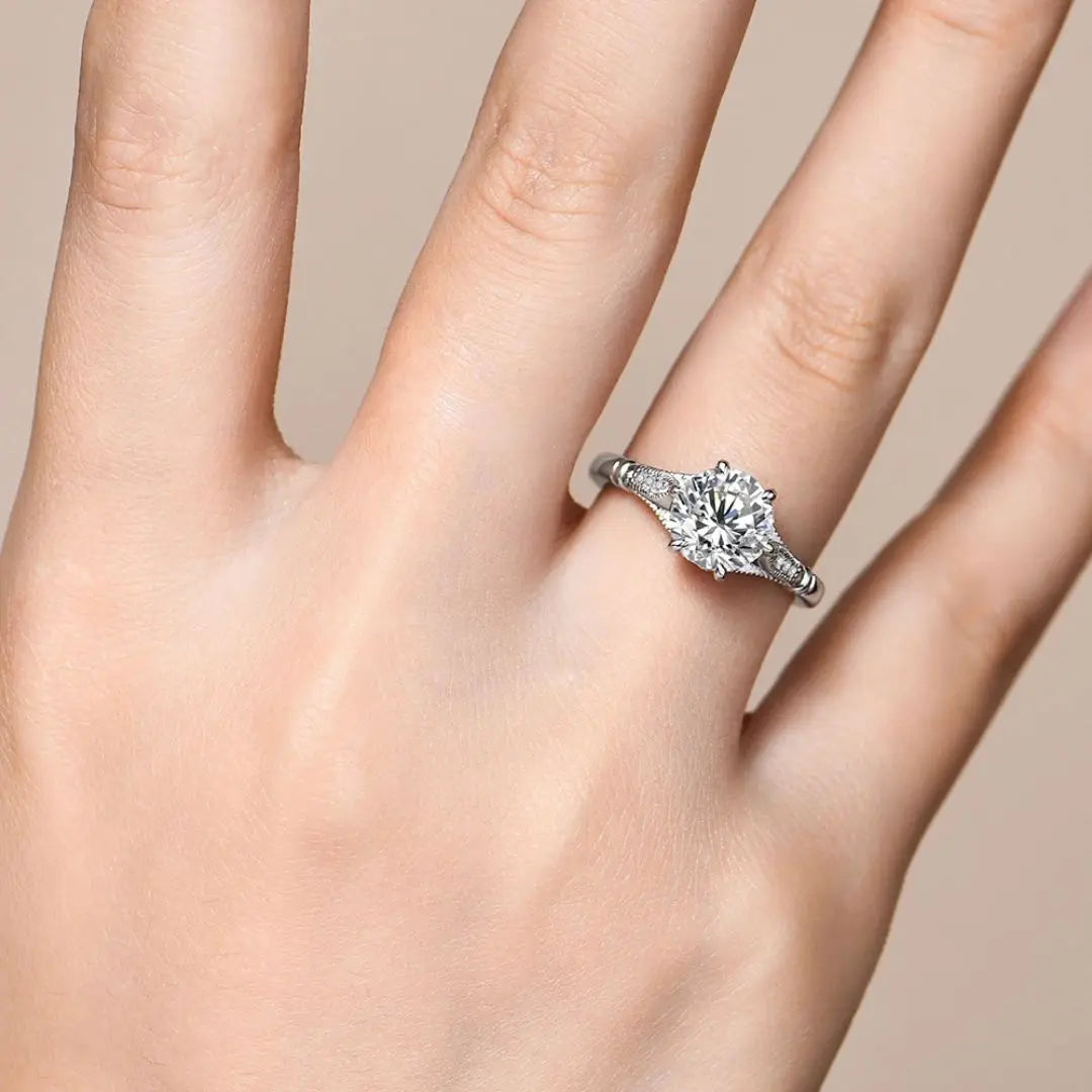 Victoria Divine - Round Cut Luxe Moissanite Ring Amora Maison