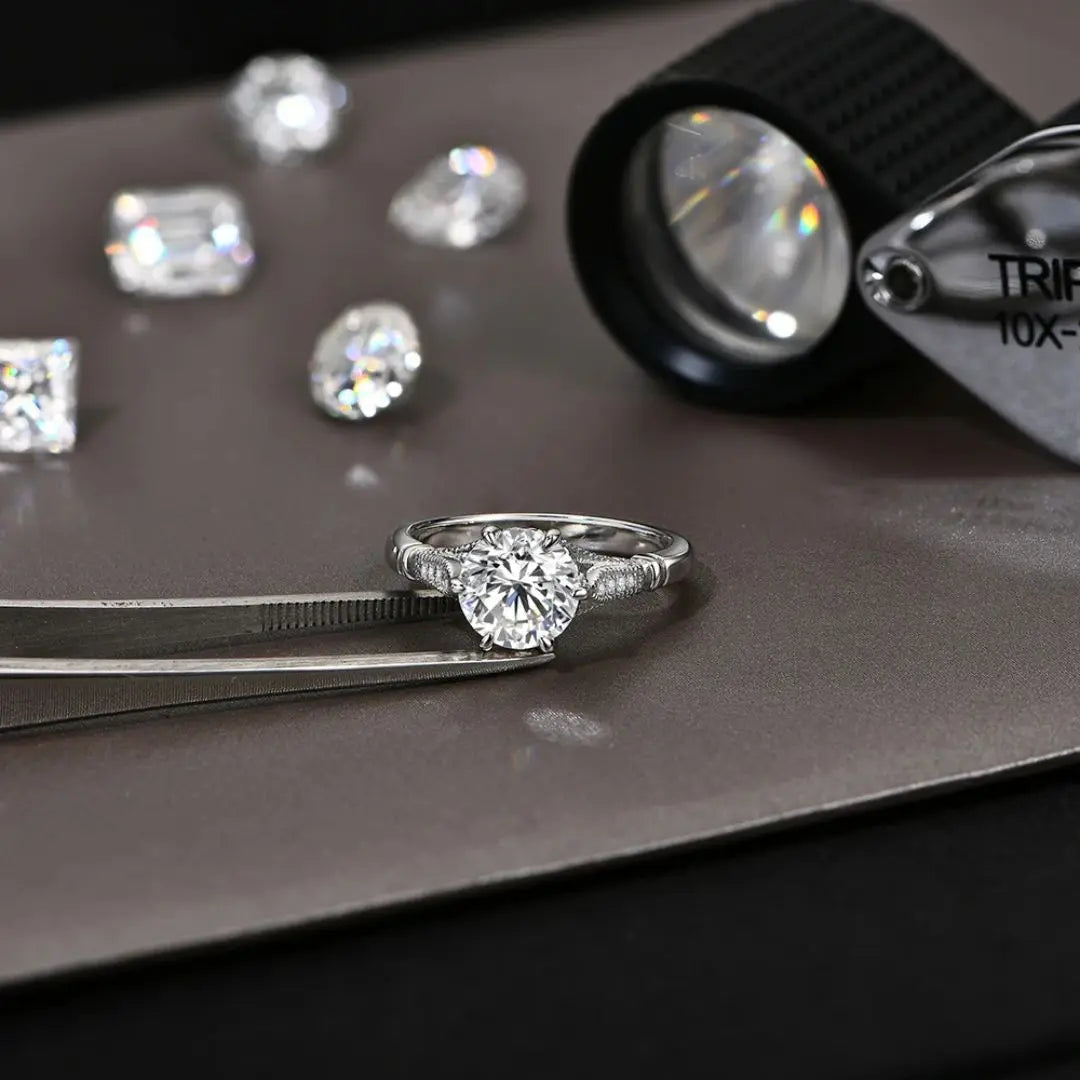 Victoria Divine - Round Cut Luxe Moissanite Ring Amora Maison