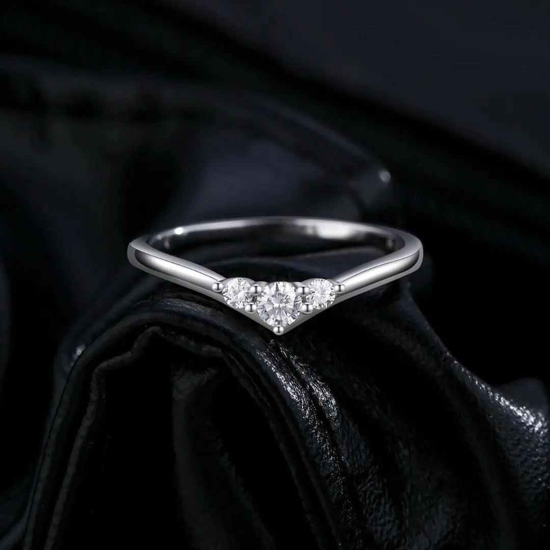 Liora Band - Moissanite Sparkling Ring Amora Maison