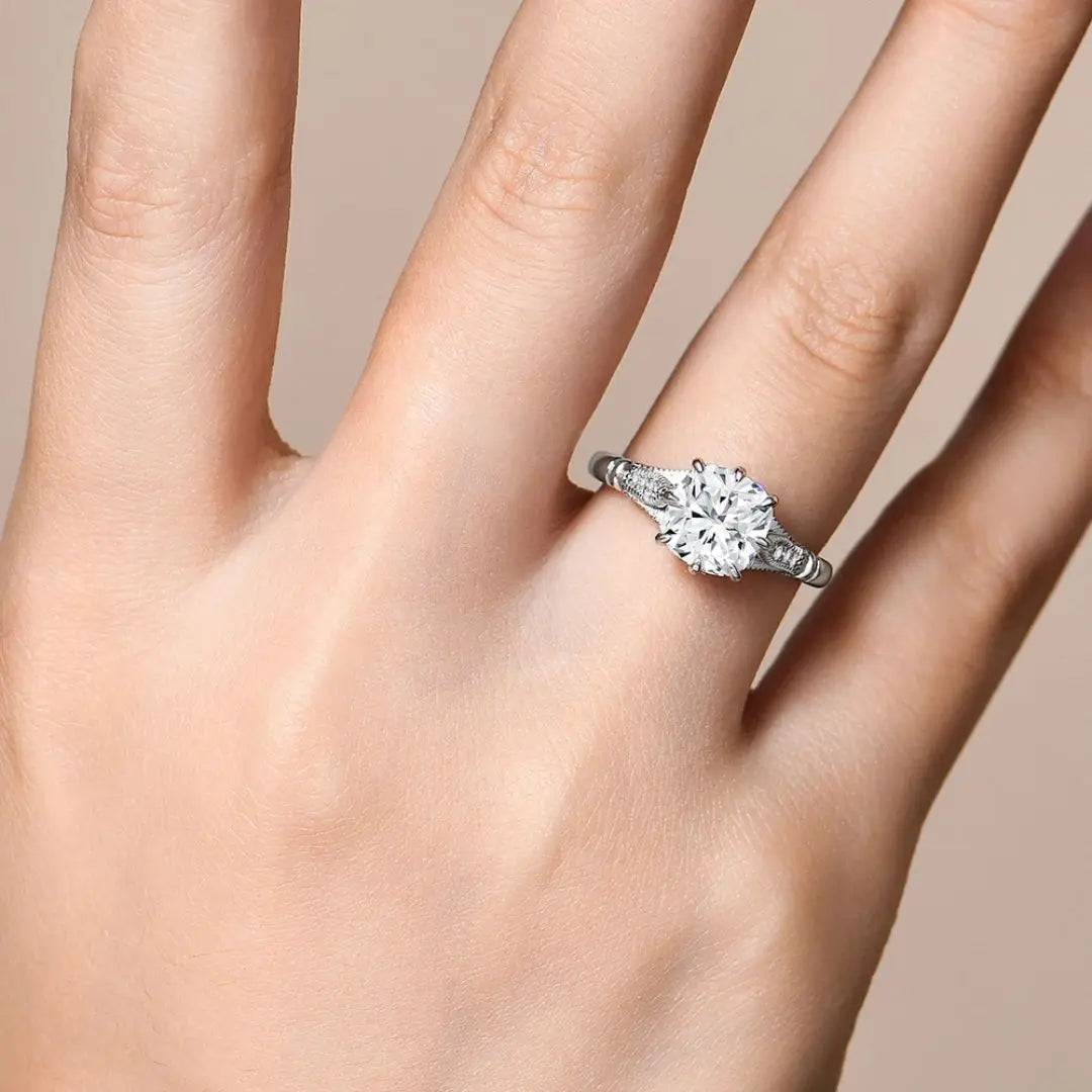 Luxora Cushion – Tijdloze Moissanite Ring Amora Maison