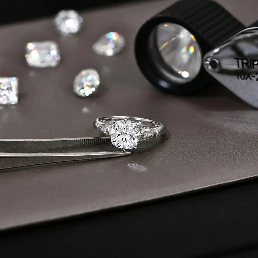 Luxora Cushion – Tijdloze Moissanite Ring Amora Maison
