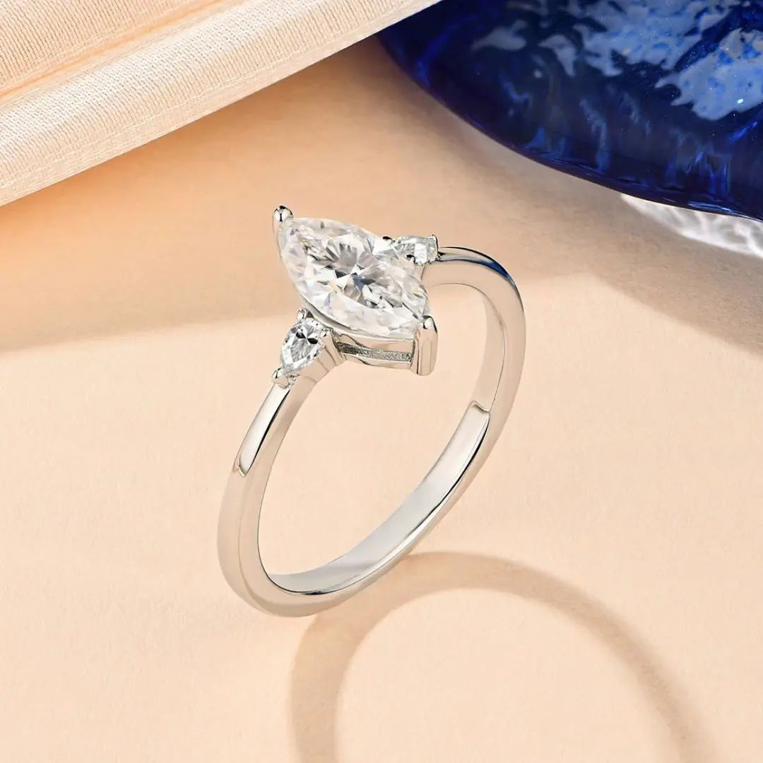 Majestic Marquise - Moissanite Verlovingsring Amora Maison