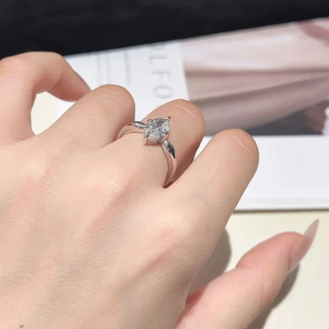 Veyra Crest - Moissanite Verlovingsring met 18k Witgoud Plating